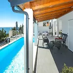 Luxury With Heated Pool In شقة