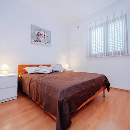 Luxury Apartment With Heated Pool In Starigrad
