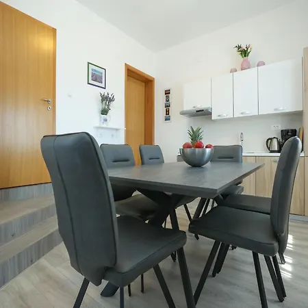 Appartement Luxury With Heated Pool In Starigrad Paklenica