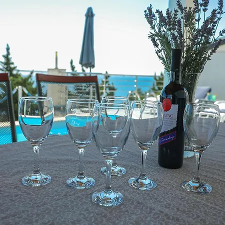Luxury Apartment With Heated Pool In Starigrad *