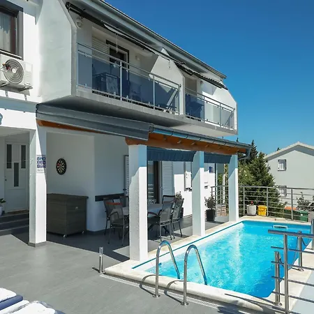 Luxury With Heated Pool In Διαμέρισμα