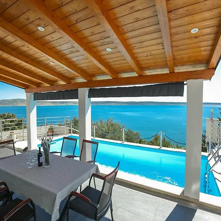 Appartement Luxury With Heated Pool In Starigrad Paklenica