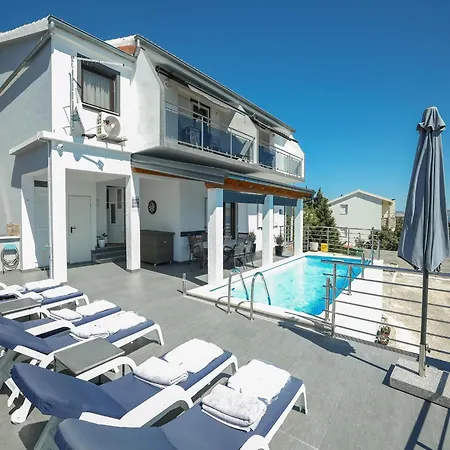 Apartman Luxury Apartment With Heated Pool In Starigrad