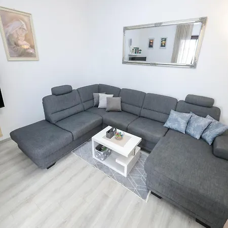 Luxury Apartment With Heated Pool In Starigrad