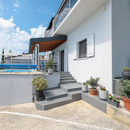 Luxury Apartment With Heated Pool In Starigrad Apartment *