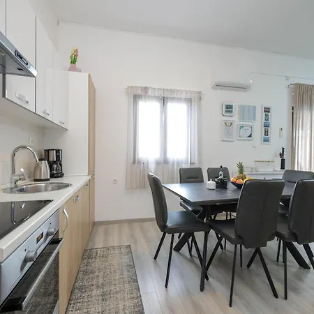 Luxury Apartment With Heated Pool In Starigrad