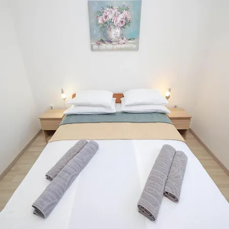 Luxury Apartment With Heated Pool In Starigrad Apartment *